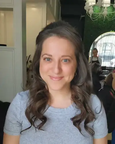 Bouncy curled blow out on brunette hair